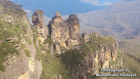 Blue Mountains Australia - The Aboriginal dream-time legend has it that three sisters, 'Meehni', 'Wimlah' and Gunnedoo' lived in the Jamison Valley as members of the Katoomba tribe.