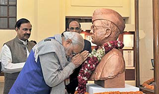 PM Modi paying his respect to Netaji