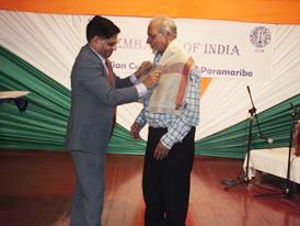 सूरीनाम के कवि सुरजन परोही को सम्मानित करते हुए भारत के उच्चायुक्त
